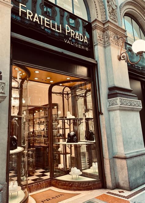 fratelli prada negozi via manzoni|negozi prada locatori.